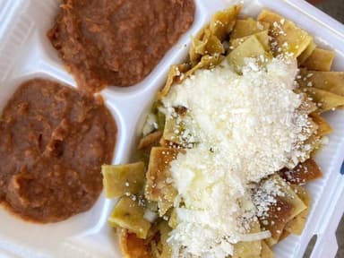 Chilaquiles Verdes con Frijoles
