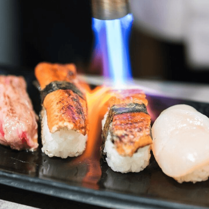 8 PIEZAS DE NIGIRI FLAMEADOS CON SALSAS