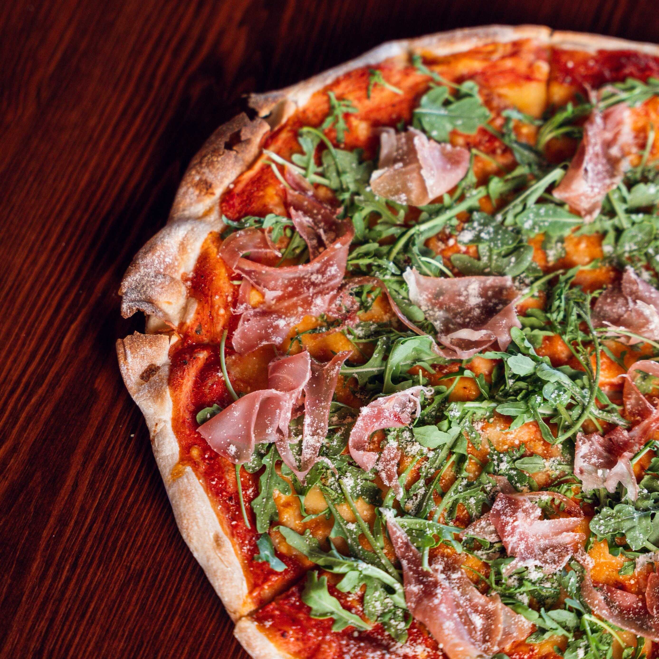Pizza de Jamón Serrano y Arúgula