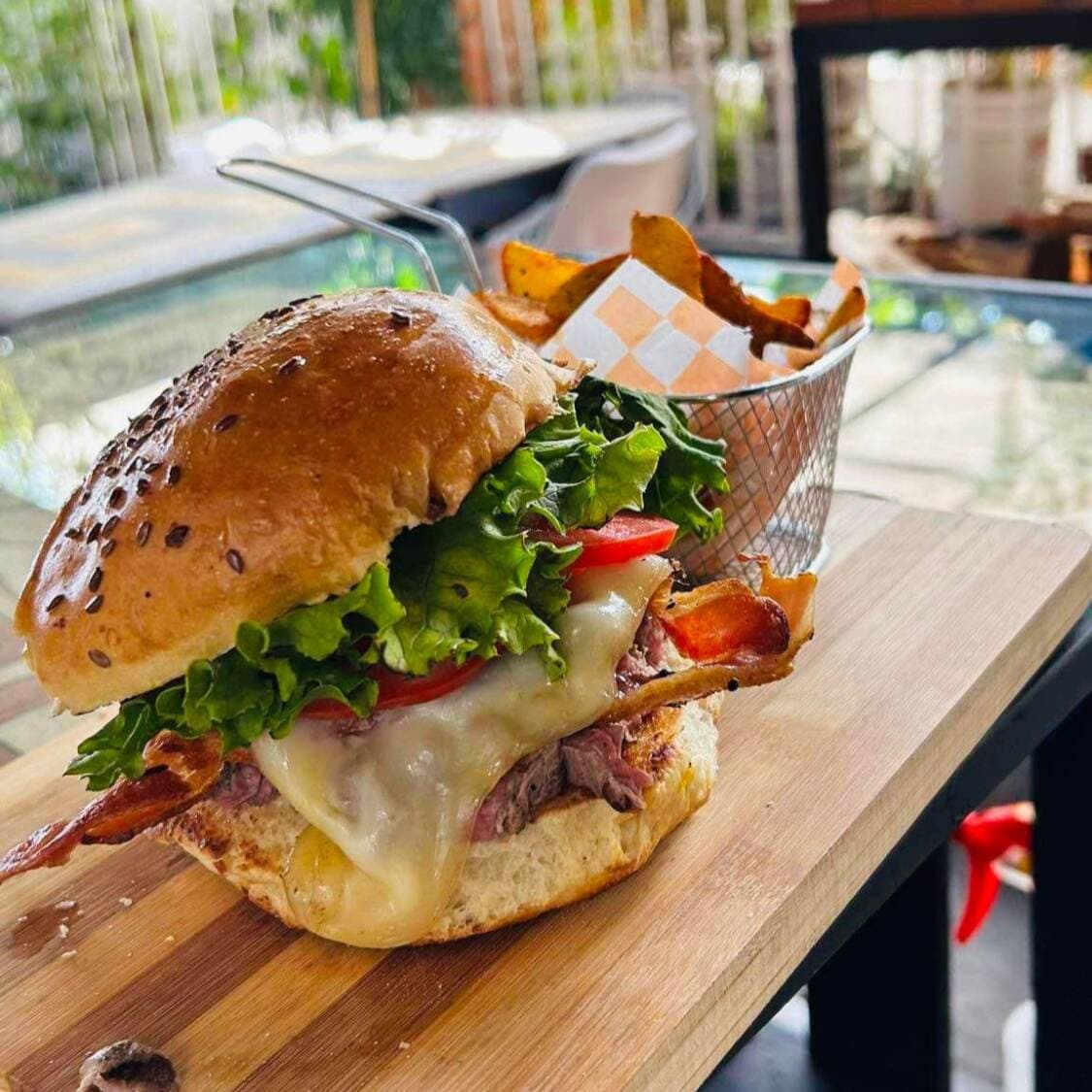 Hamburguesa de Arrachera con papas gajo