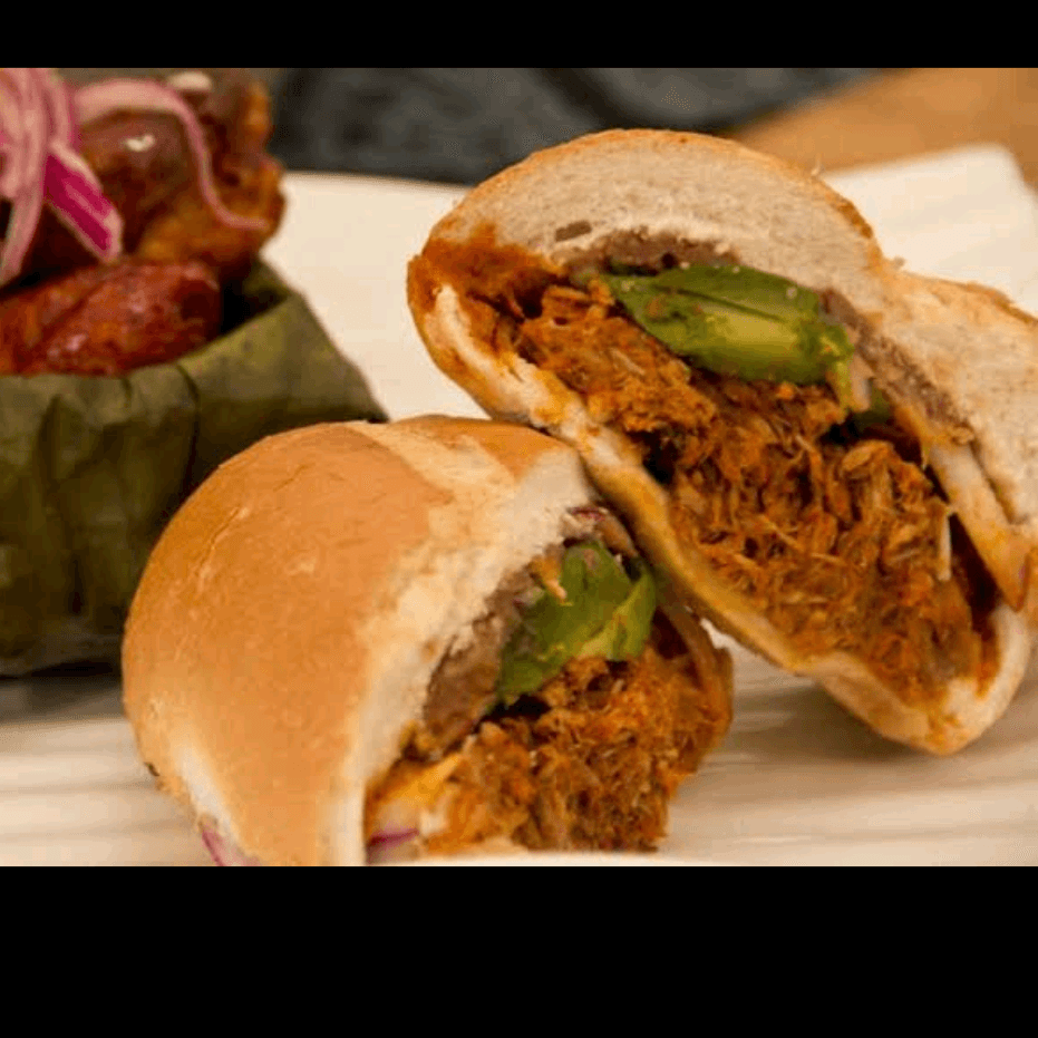 Torta con Bistec Encebollado