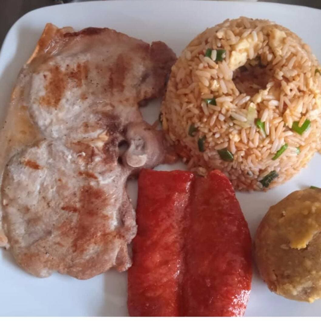Pechuga de Pollo con Chaufa y Patacones