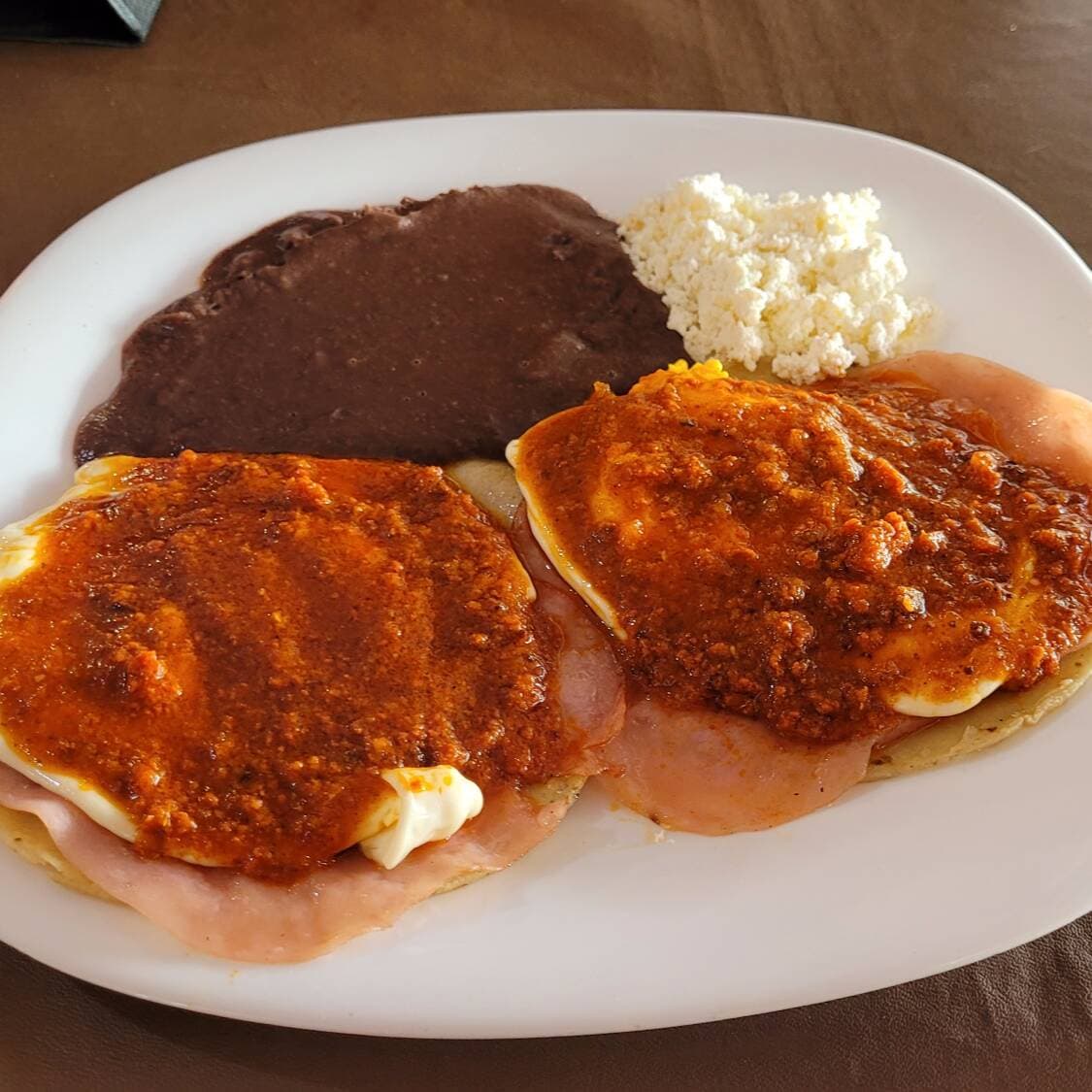 Huevos rancheros con salsa de chorizo