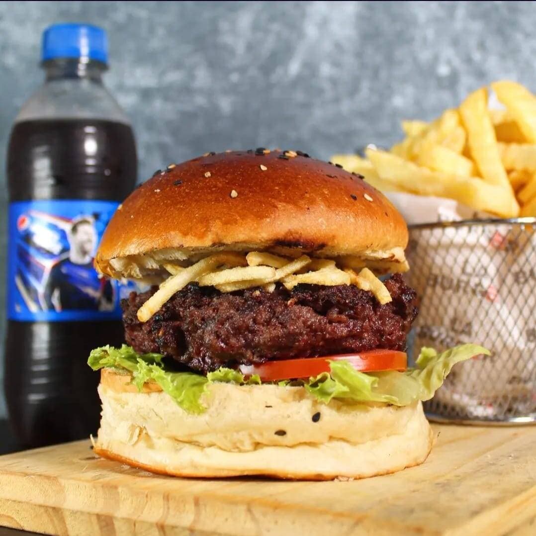Burger de la Casa más Papas Fritas más Gaseosa