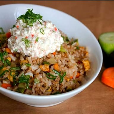 YAKIMESHI DE POLLO Y 5 ROLLOS PRIMAVERA