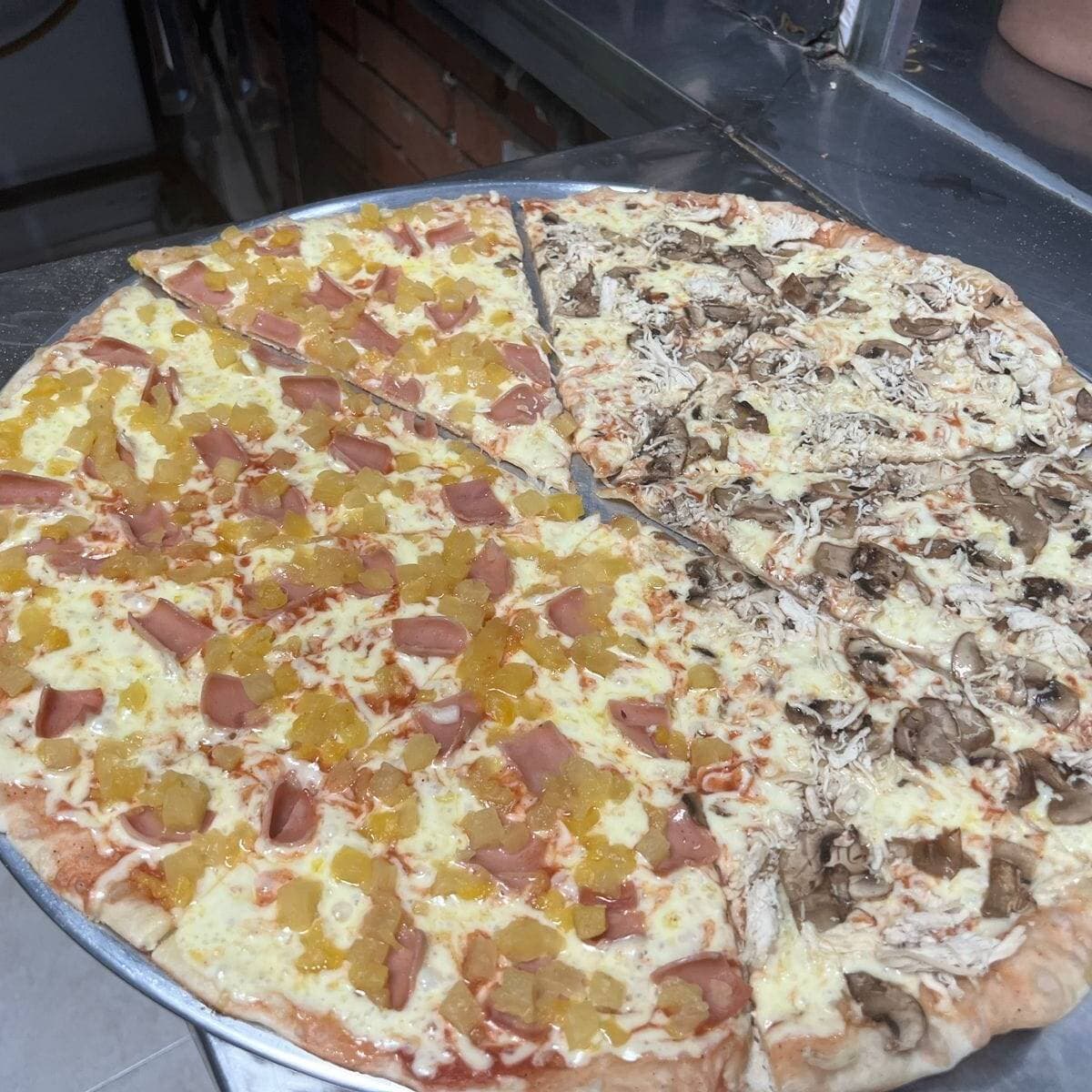 Mediana Hawaiana y Pollo con Champiñón