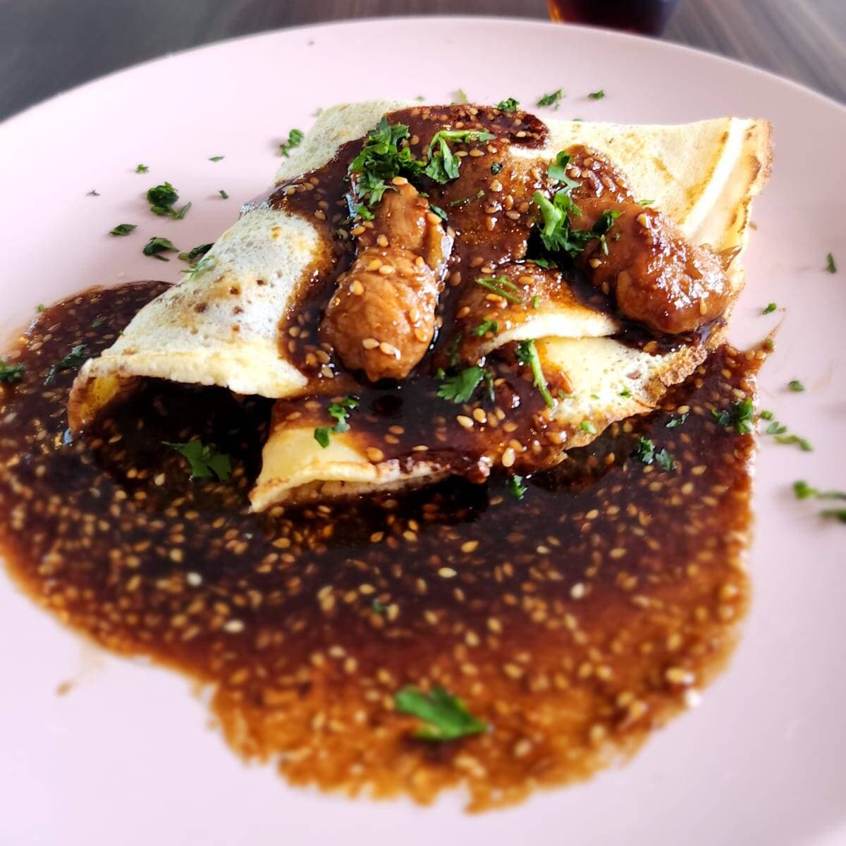 Crepe de cerdo en salsa teriyaki