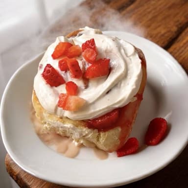 Roll de Canela Con Queso Crema y Fresas