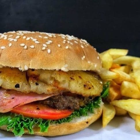 Hamburguesa Grande Hawaiana con Papas🍔🍍