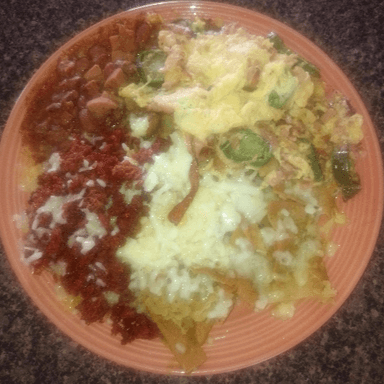 Exg. Chilaquiles/Huevos/Chorizo/Papas y Bebida.