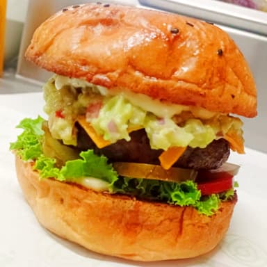 Avobe Burger con Papas fritas