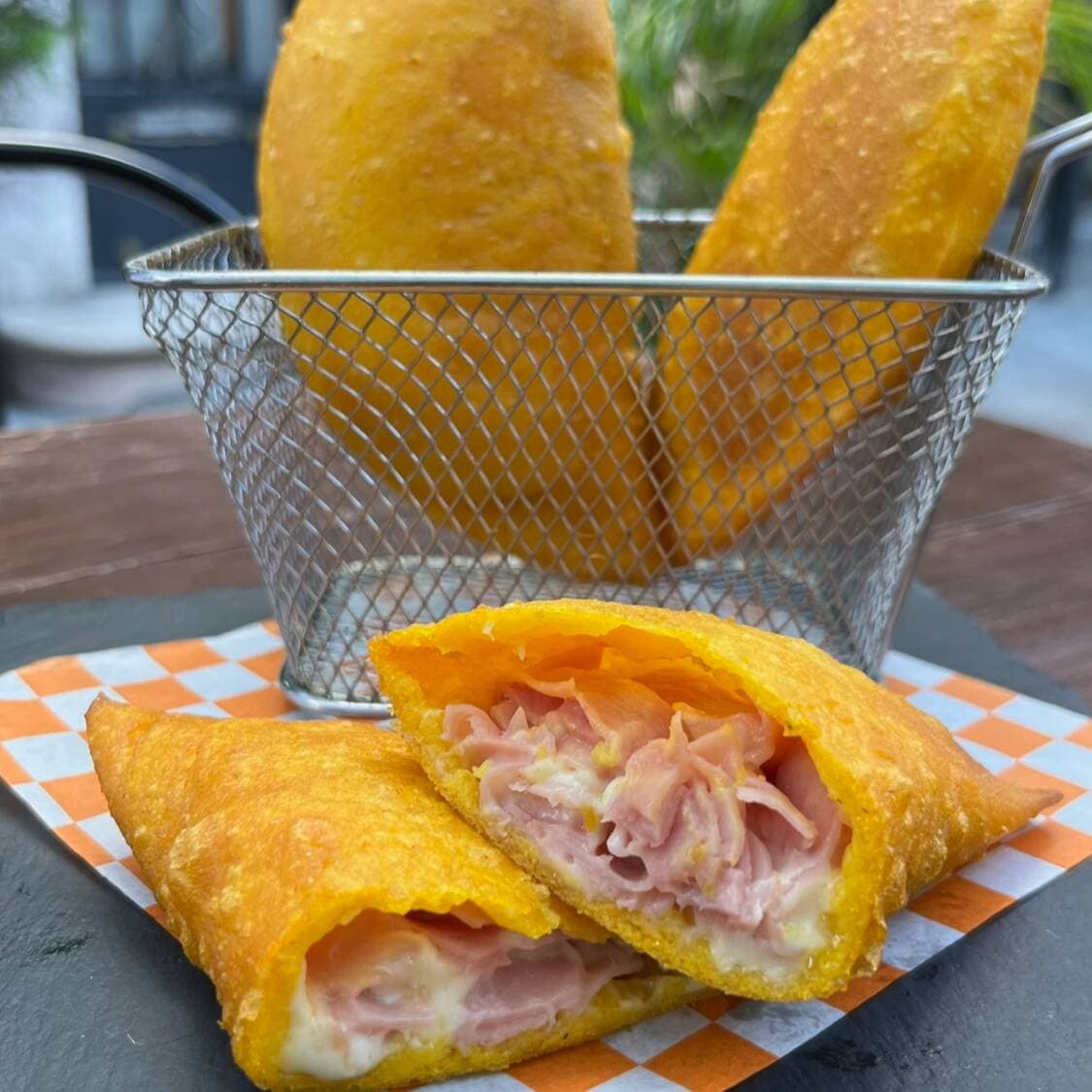 Empanada de Jamon y queso gouda