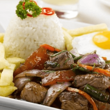 LOMO SALTADO + HUEVO