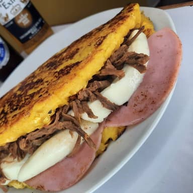 Cachapa Combinada con Queso de Mano y Carne