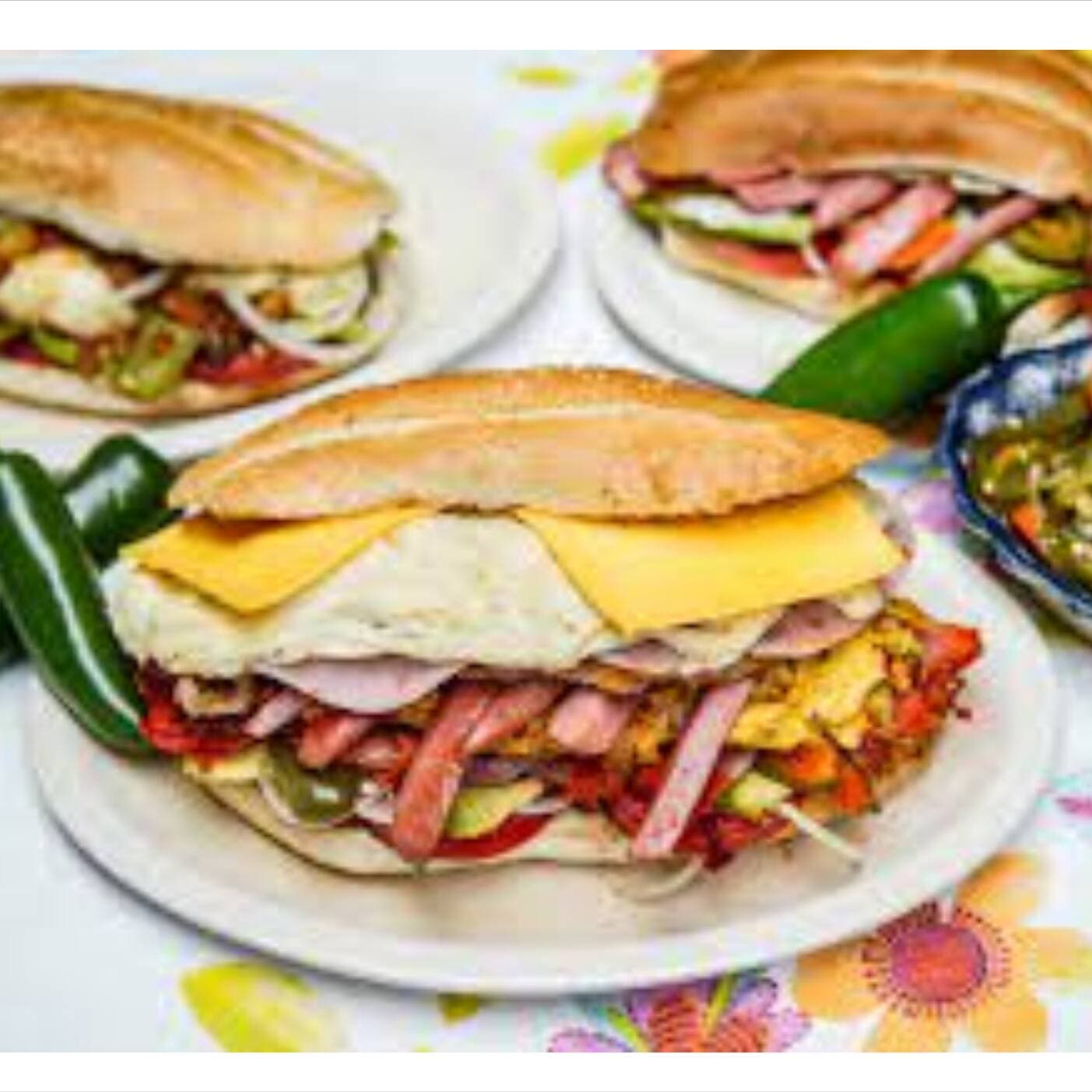 Megatorta de Salchicha, Milanesa y Queso Amarillo