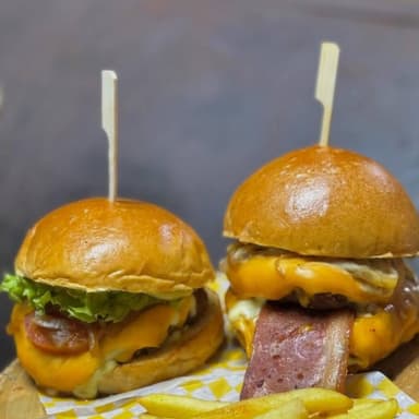 Dos hamburguesas