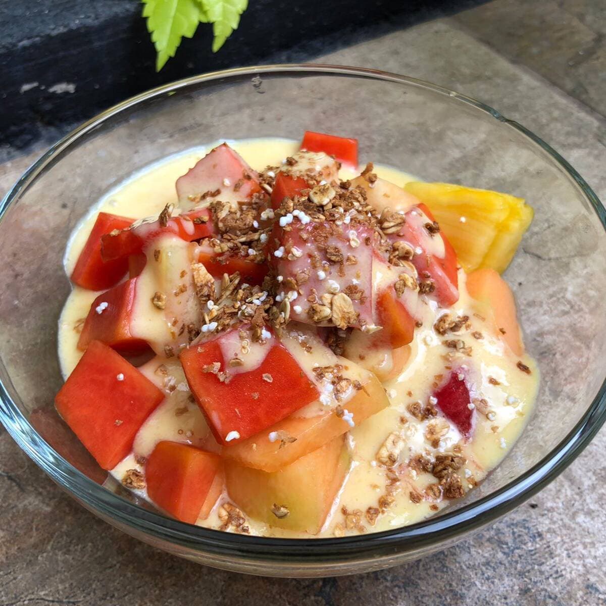 Yogurt Natural con Mix de Frutas, Miel y Granola