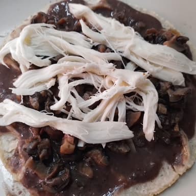 Memela de Champiñones con Quesillo