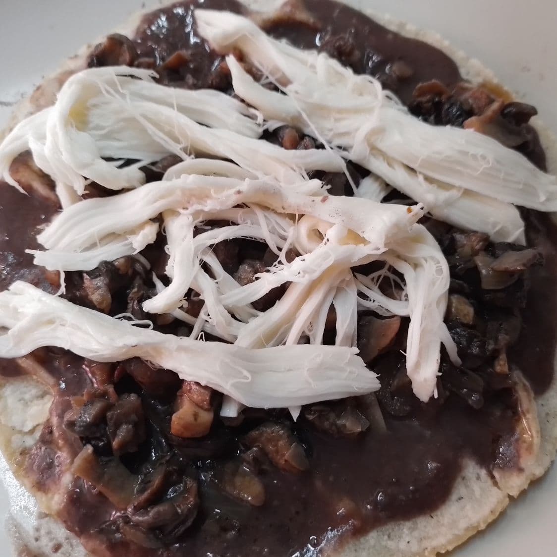Memela de Champiñones con Quesillo
