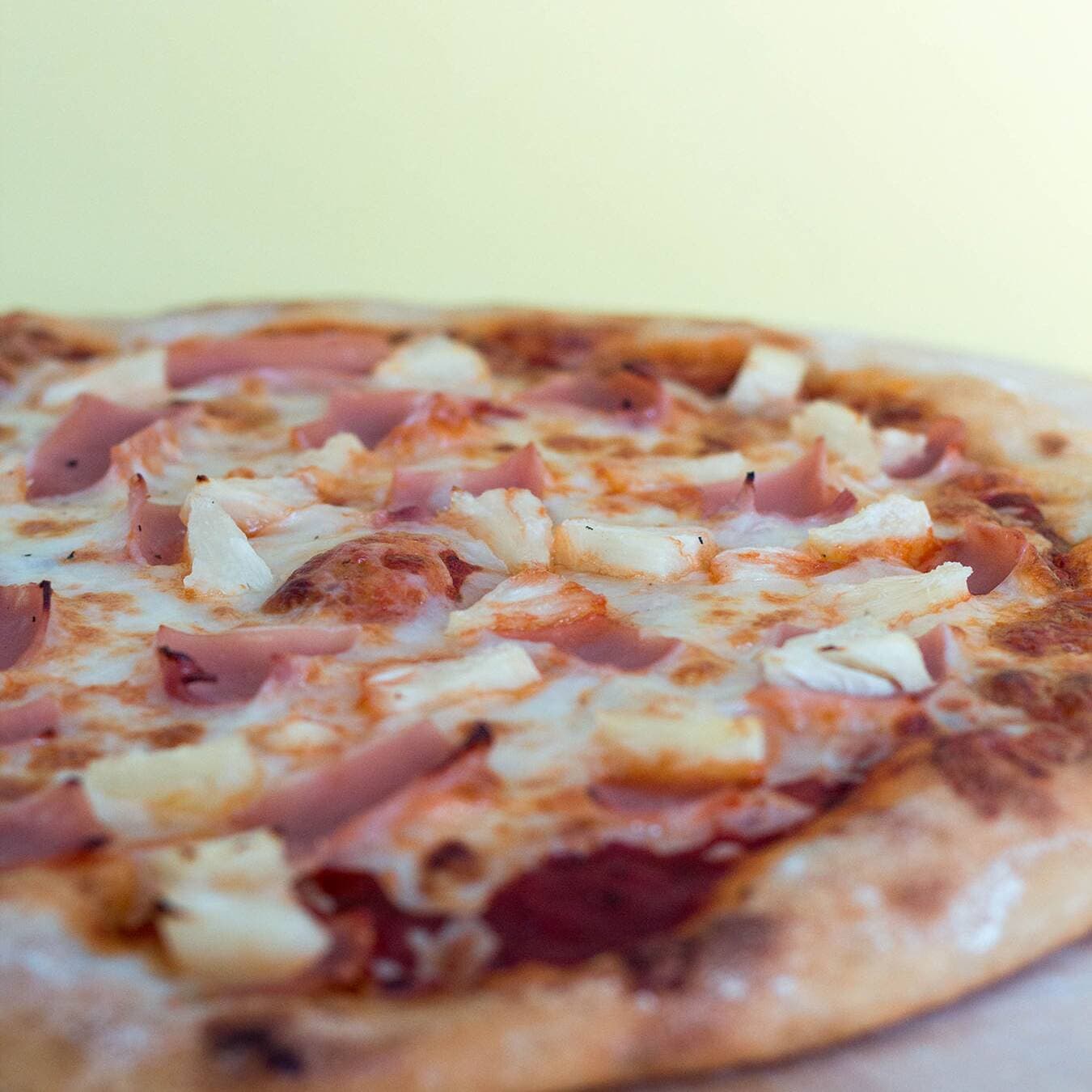 Pizza grande hawaiana