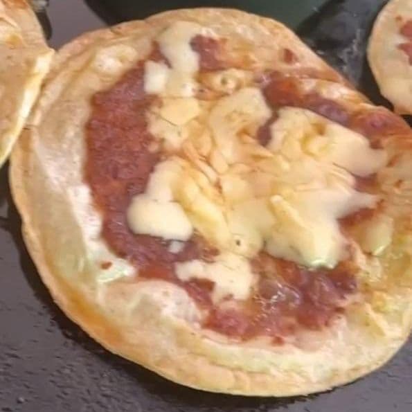 Tortilla con aciertos y queso