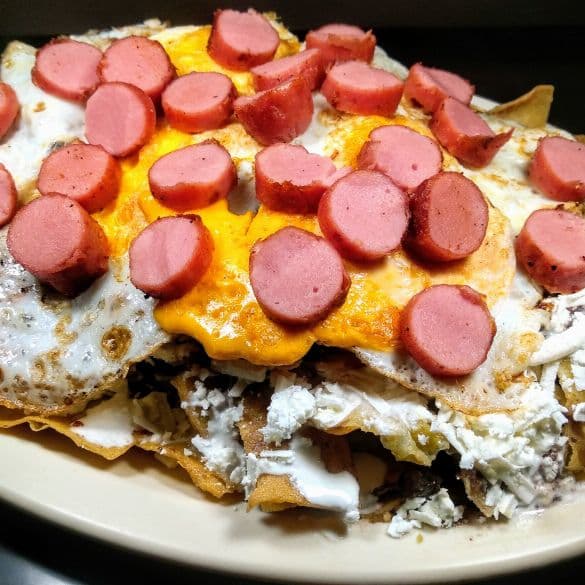 Chilaquiles con 2 Huevos y 2 Salchichas