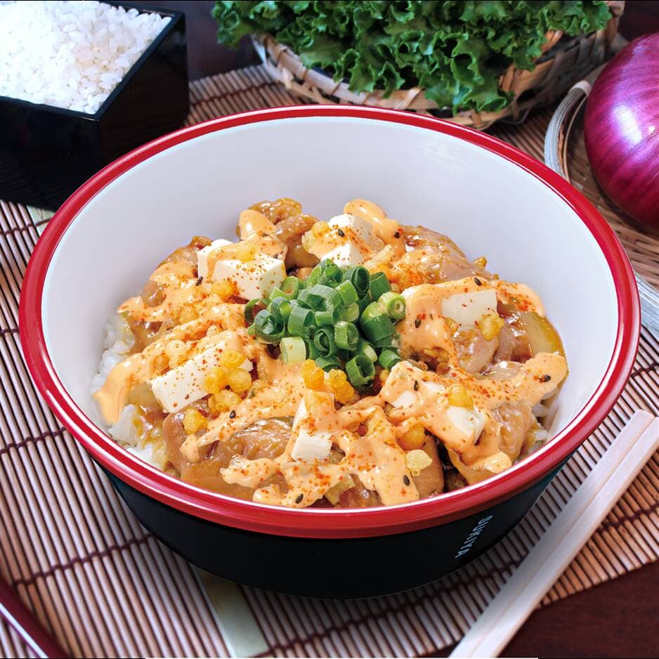 Pollo Donburi Queso Crema con Sriracha