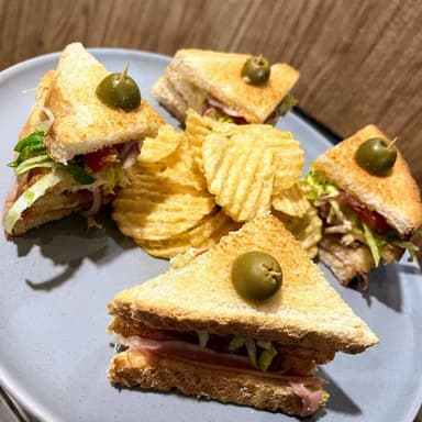 Club Sandwich con Papas Crujientes