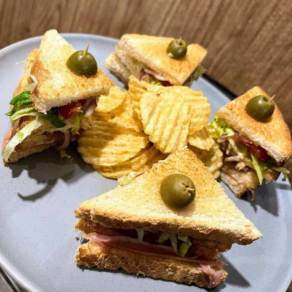 Club Sandwich con Papas Crujientes