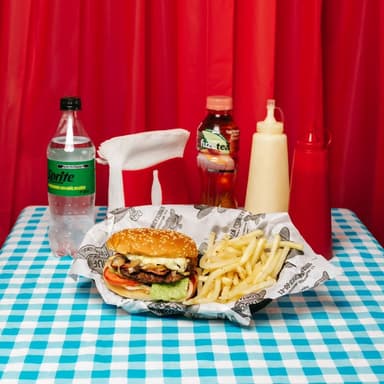 HAMBURGUESA CON PAPAS Y REFRESCO