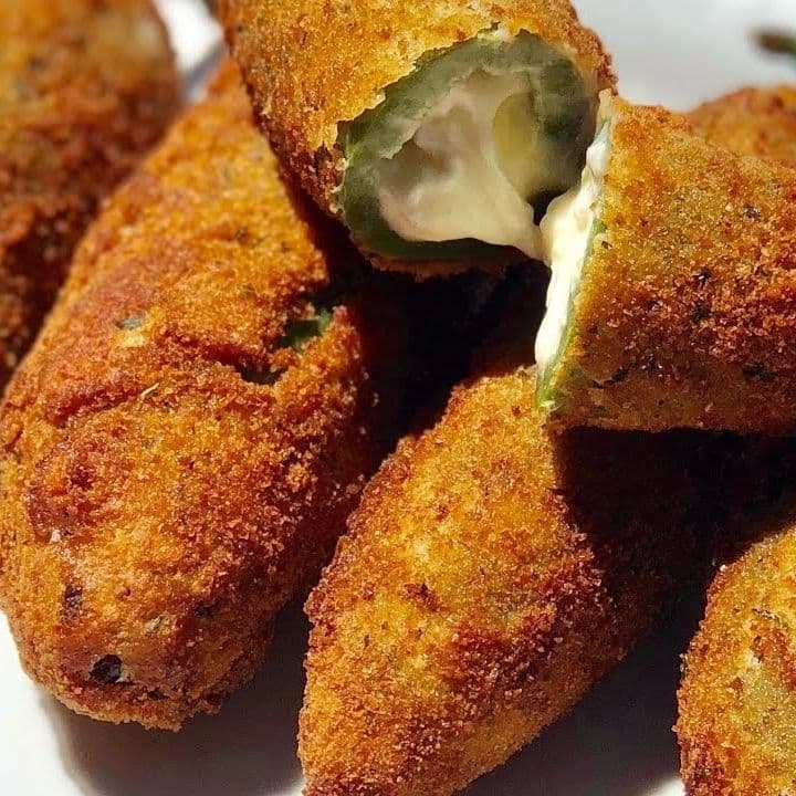 Jalapeños rellenos de queso crema.