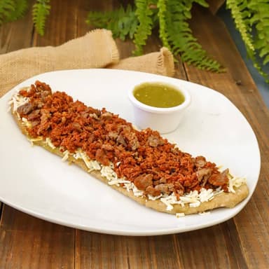 Huarache de Bistec y Pastor