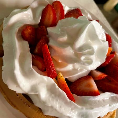Waffle de fresas con crema batida