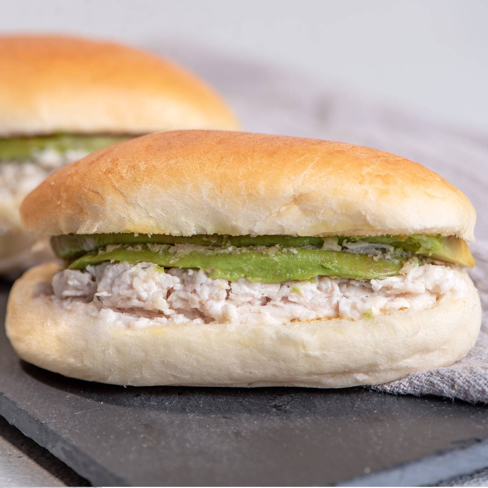 Pan con Palta y Pollo Deshilachado