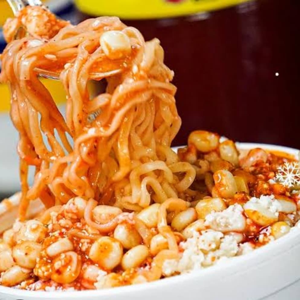 Maruchan con Elote Tradicional y queso de nachos