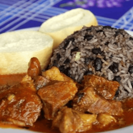 Pinto + Carne en Salsa + Acompañamiento + Bebida