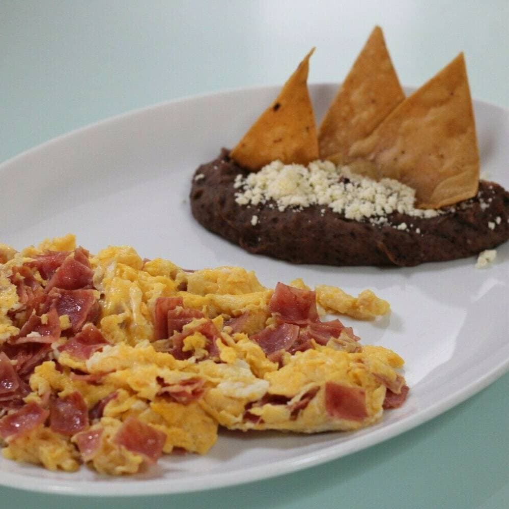 HUEVOS CON SALCHICHA