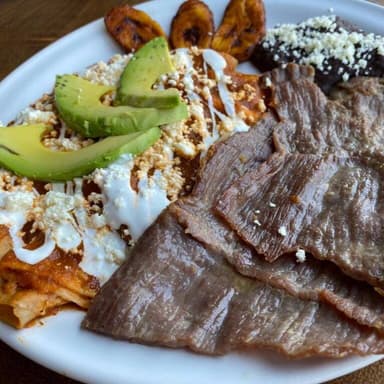 Cecina con chilaquiles