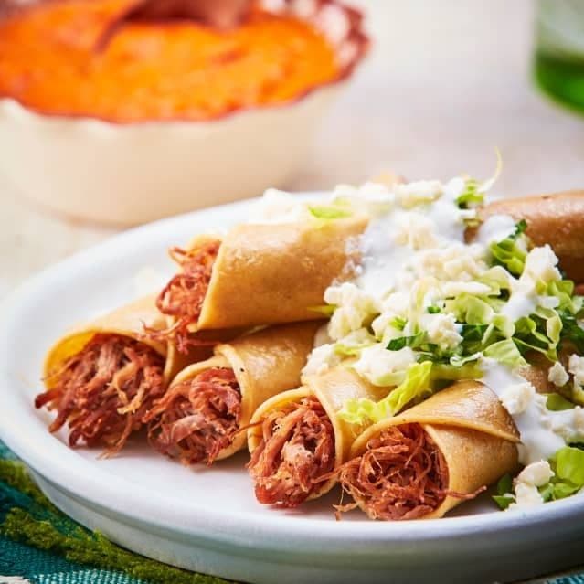 TACOS DORADOS DE PIERNA 5P  + POSTRE SORPRESA
