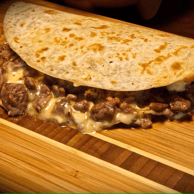 MEGA QUESADILLA ASADA Y CHORIZO