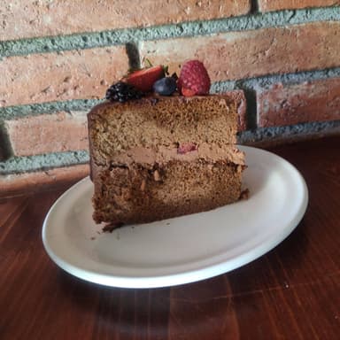 Rebanada de Pastel de Chocolate con Fresas