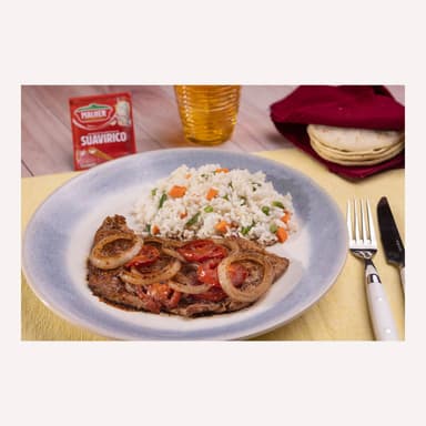Comida de Bistec de Puerco Encebollado