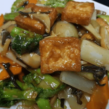Tau Fu Frito con Hongos Chinos, Bambú y Verduras