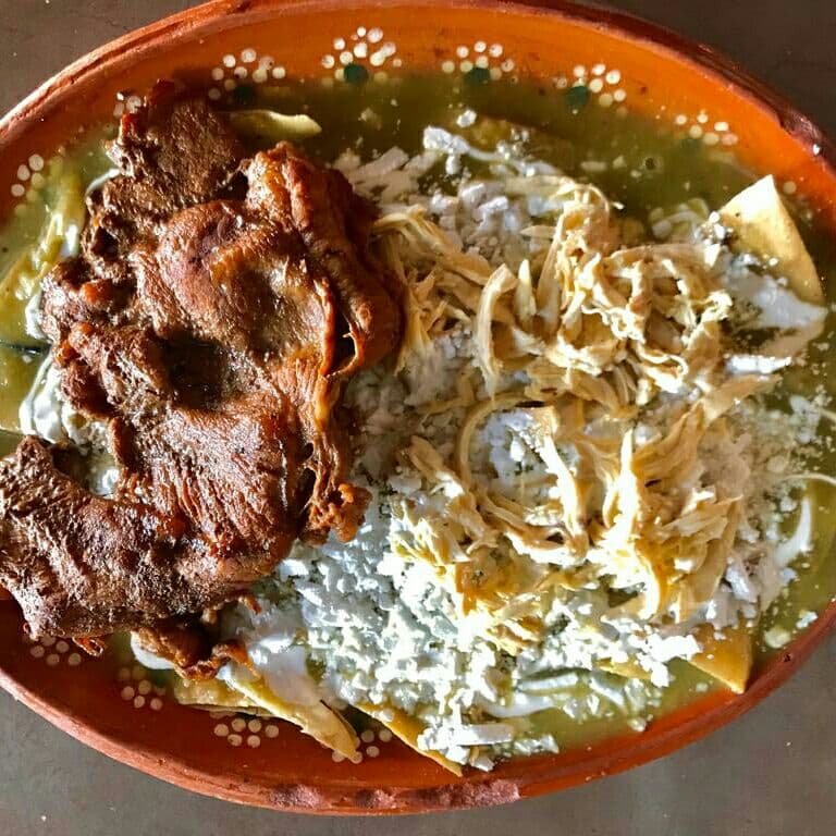 Chilaquiles con Carne Asada, Pollo y Pan Blanco