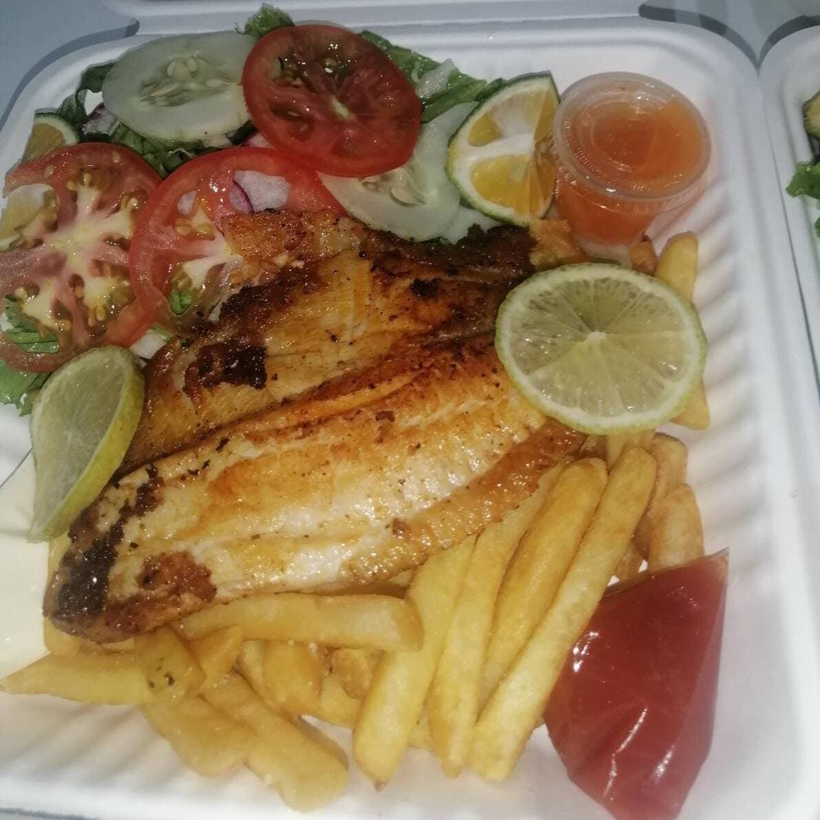 filet de pescado a la plancha con ensalada y papas