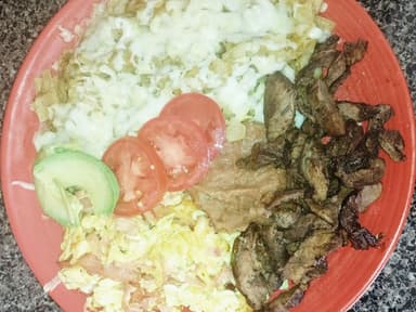 Exg. Chilaquiles Al Chipotle/Carne Asada y Refres