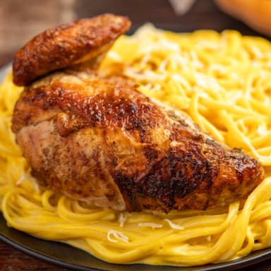 Tallarín a la Huancaina con Pollo a la Brasa