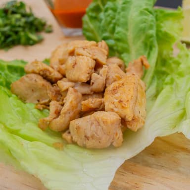 Taco de pollo en hoja de lechuga