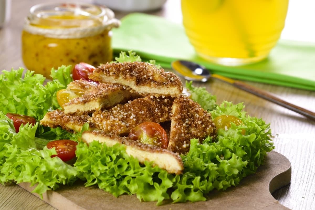 Ensalada Fresca con Pollo Empanizado.