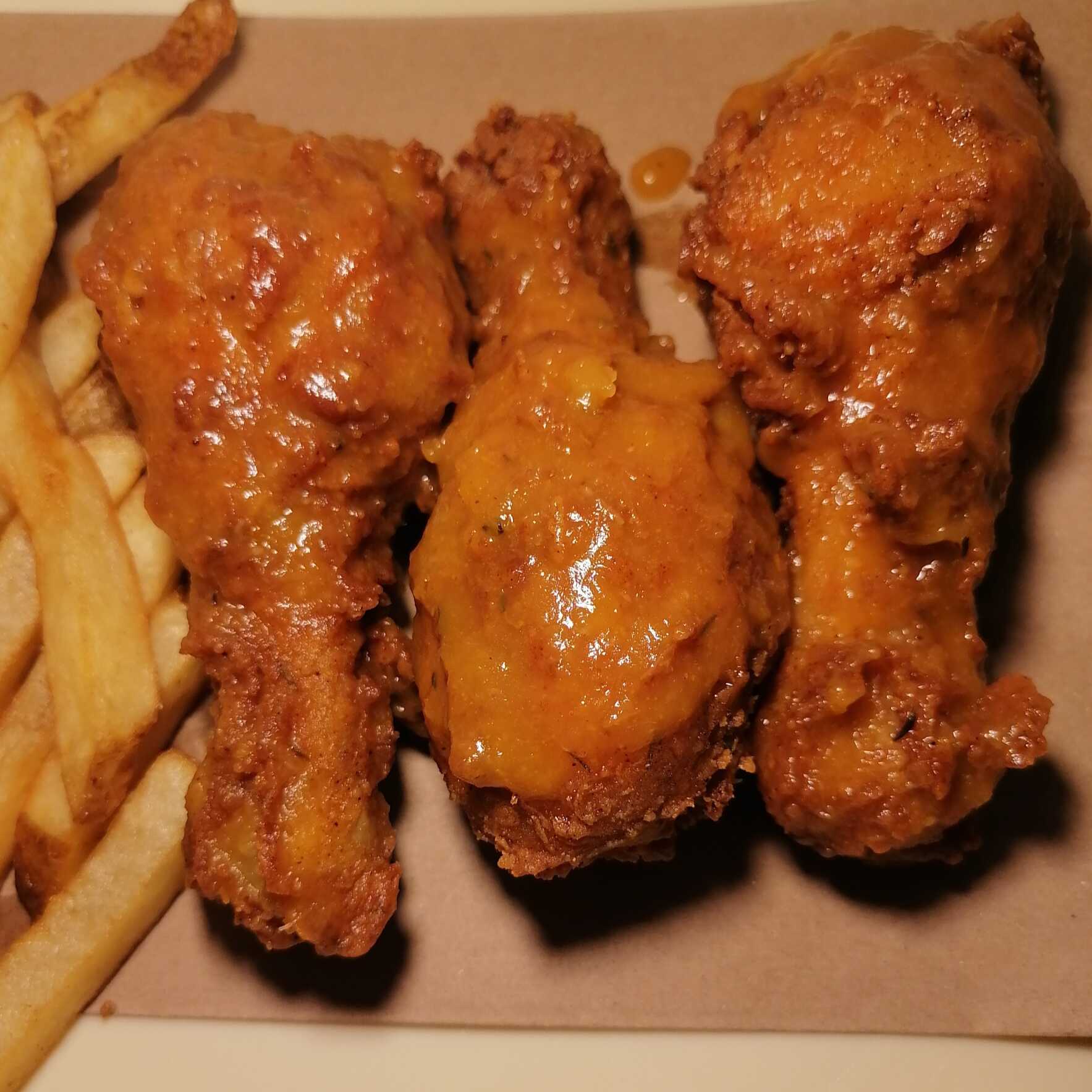 3 piezas piernas de pollo  bañadas en bufalo